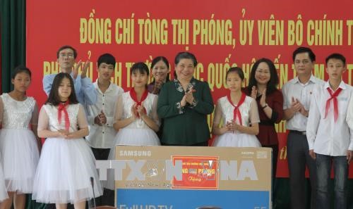 PHÓ CHỦ TỊCH THƯỜNG TRỰC QUỐC HỘI TÒNG THỊ PHÓNG TẶNG QUÀ HỌC SINH VÀ ĐỐI TƯỢNG KHÓ KHĂN TỈNH LẠNG SƠN